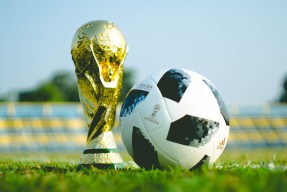 2026世界杯赛程-王者归来！阿扎伦卡震撼回归赛场，首秀状态爆棚点燃全场